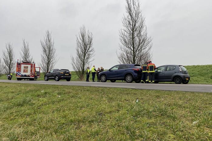 Schade na kop-staartbotsing tussen drie voertuigen