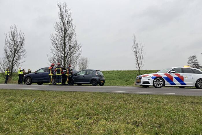 Schade na kop-staartbotsing tussen drie voertuigen