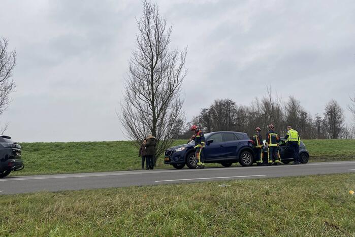 Schade na kop-staartbotsing tussen drie voertuigen