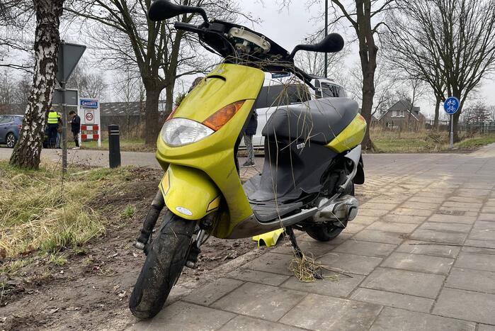 Scooterrijder belandt in sloot na crash