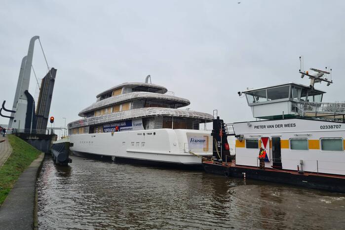 Mega jacht onderweg naar afbouw