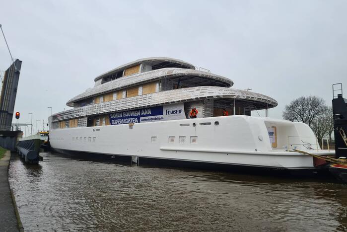 Mega jacht onderweg naar afbouw