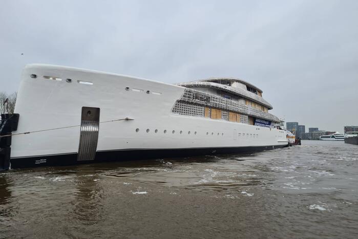 Mega jacht onderweg naar afbouw