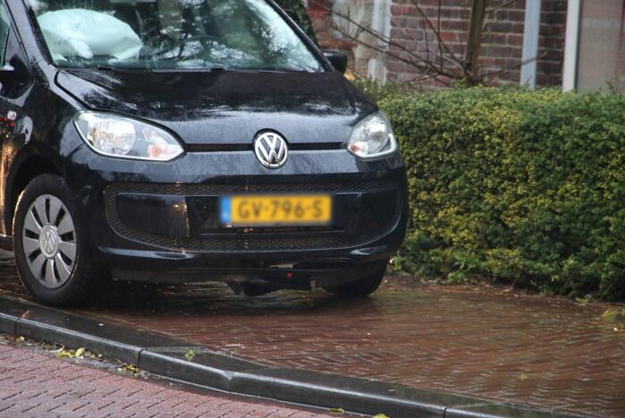 Auto rijdt zich vast op bussluis