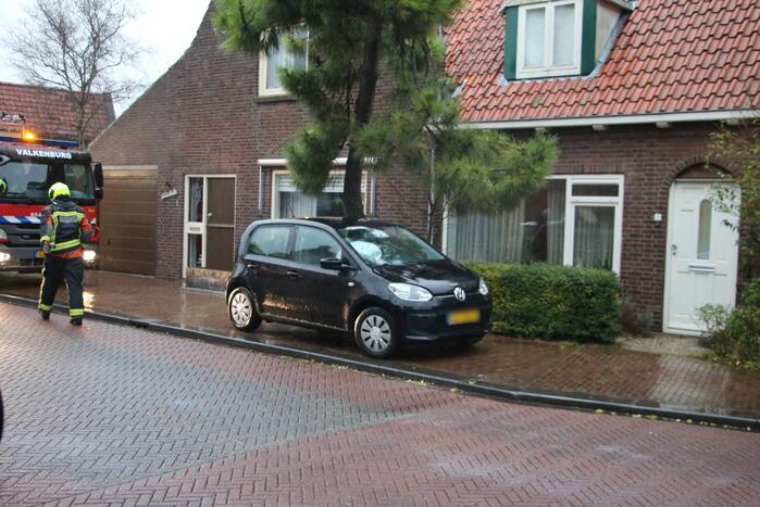 Auto rijdt zich vast op bussluis