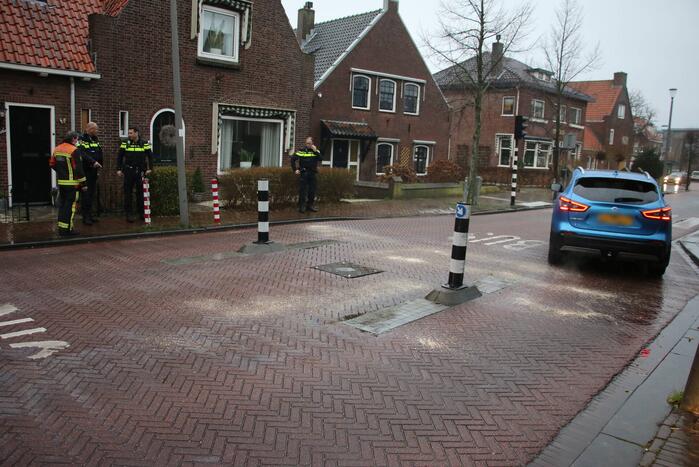 Auto rijdt zich vast op bussluis