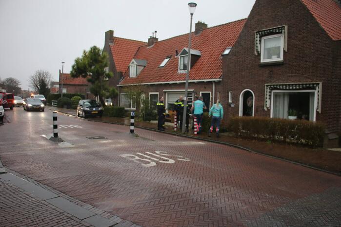 Auto rijdt zich vast op bussluis