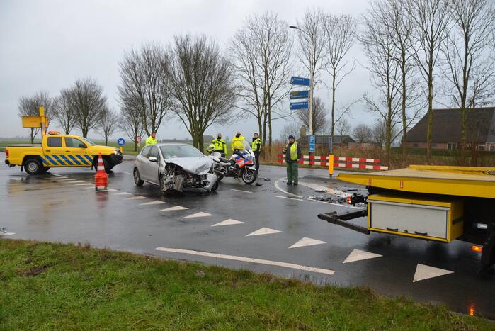 Veel schade na botsing tussen twee voertuigen