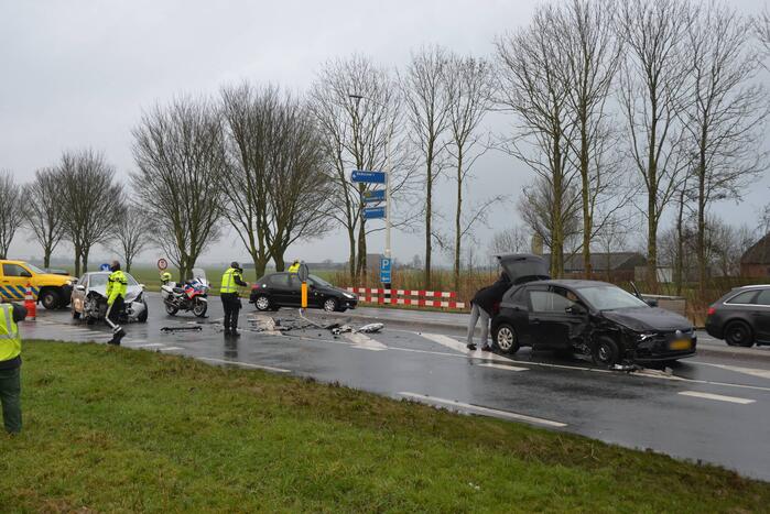 Veel schade na botsing tussen twee voertuigen