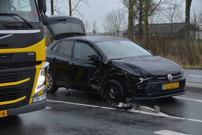 Veel schade na botsing tussen twee voertuigen