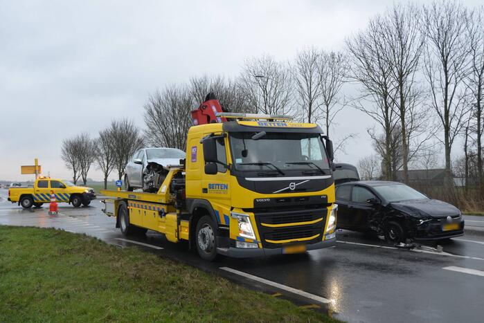 Veel schade na botsing tussen twee voertuigen