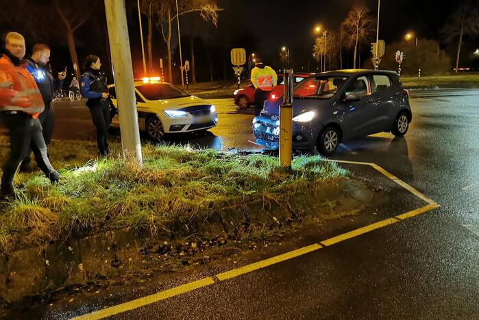 Auto tegen lantaarnpaal na ongeval