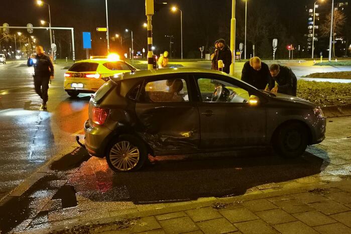 Auto tegen lantaarnpaal na ongeval