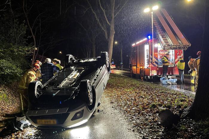 Automobilist botst tegen boom en slaat over de kop