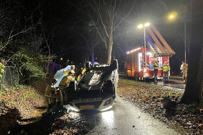 Automobilist botst tegen boom en slaat over de kop