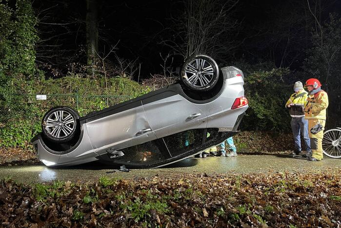 Automobilist botst tegen boom en slaat over de kop
