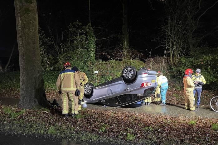 Automobilist botst tegen boom en slaat over de kop