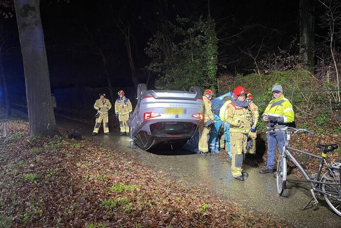 Automobilist botst tegen boom en slaat over de kop
