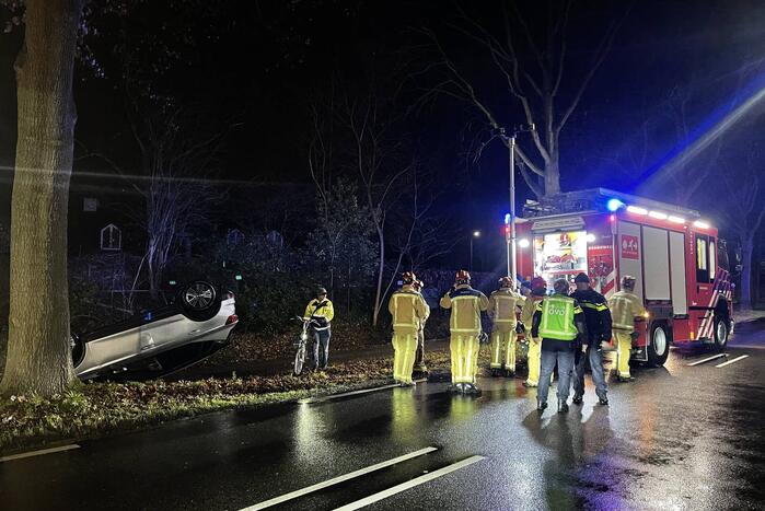 Automobilist botst tegen boom en slaat over de kop