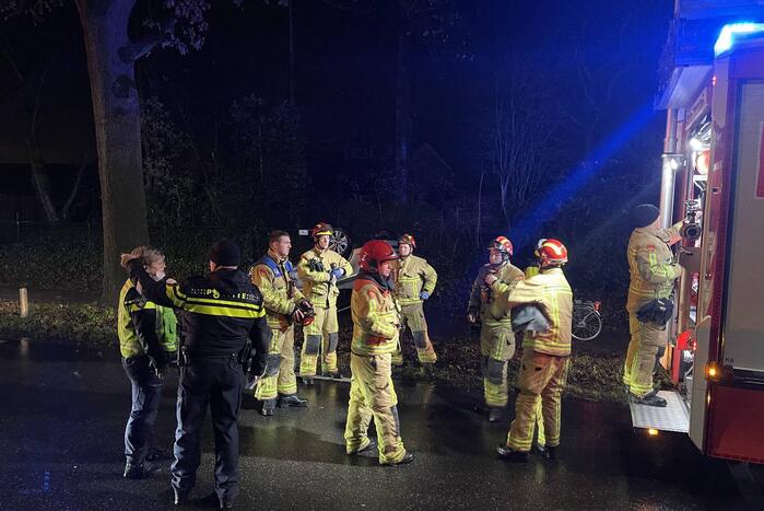 Automobilist botst tegen boom en slaat over de kop