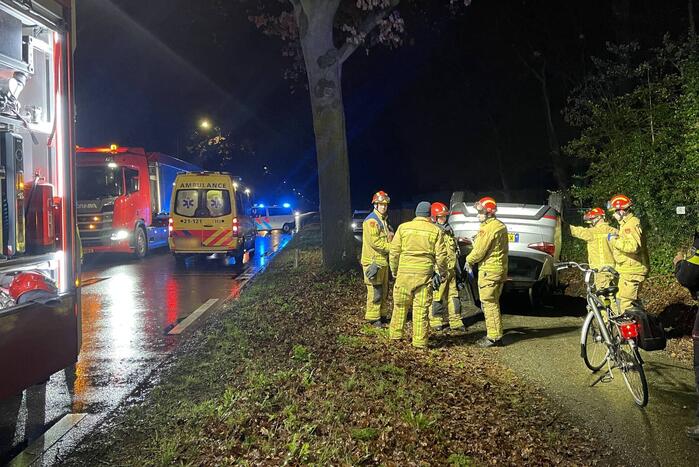Automobilist botst tegen boom en slaat over de kop