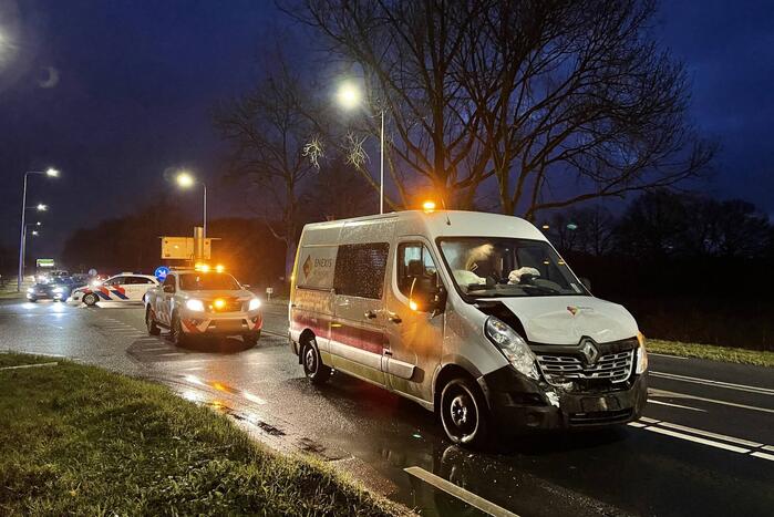 Kop-staart botsing tussen meerdere voertuigen
