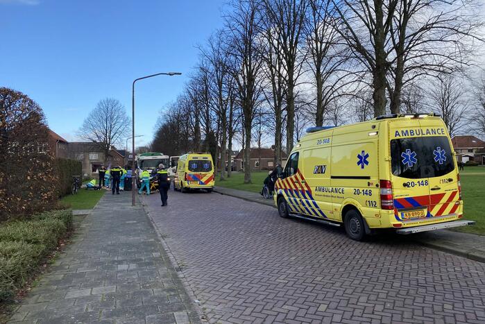 Fietsster botst tegen arm van vuilniswagen en raakt gewond