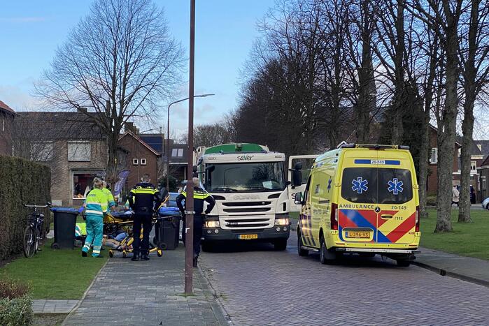 Fietsster botst tegen arm van vuilniswagen en raakt gewond