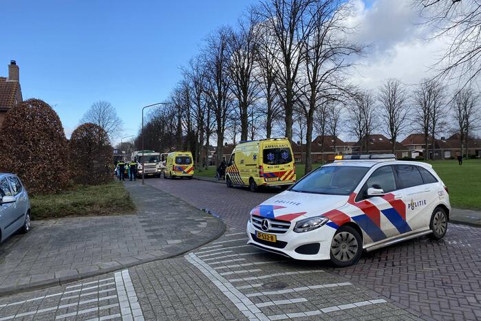 Fietsster botst tegen arm van vuilniswagen en raakt gewond