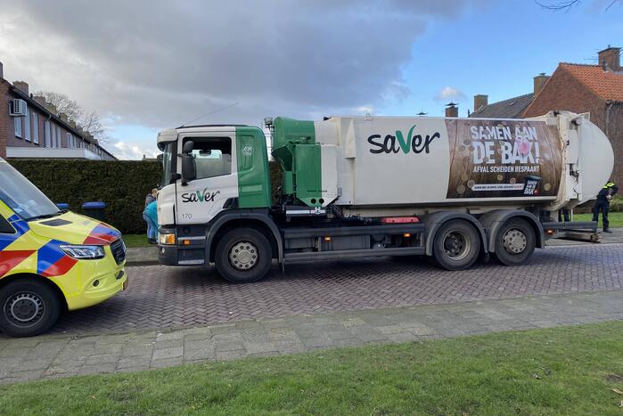 Fietsster botst tegen arm van vuilniswagen en raakt gewond