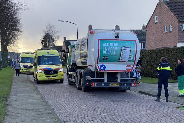 Fietsster botst tegen arm van vuilniswagen en raakt gewond