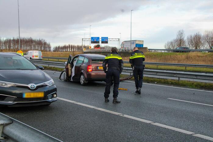 Personenauto botst achterop trailer van vrachtwagen