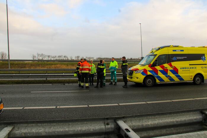 Personenauto botst achterop trailer van vrachtwagen