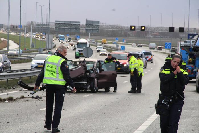 Personenauto botst achterop trailer van vrachtwagen