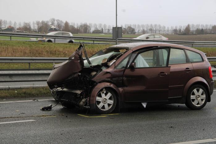 Personenauto botst achterop trailer van vrachtwagen