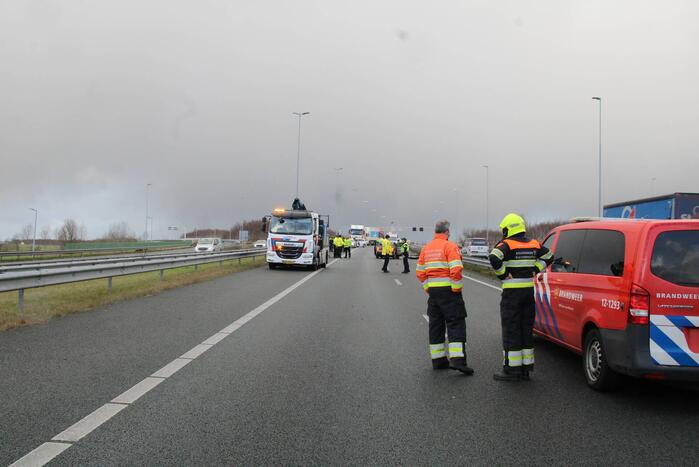 Personenauto botst achterop trailer van vrachtwagen