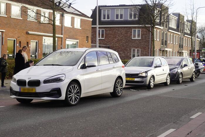 Kettingbotsing tussen drie voertuigen