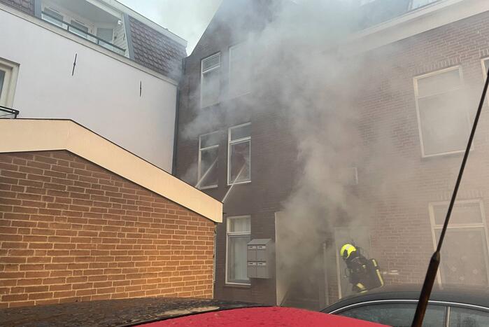 Veel rook bij brand in portiekwoning
