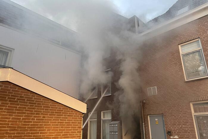 Veel rook bij brand in portiekwoning