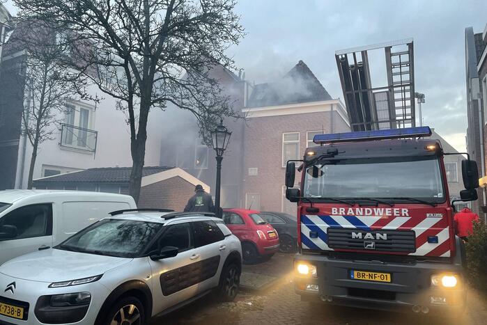 Veel rook bij brand in portiekwoning