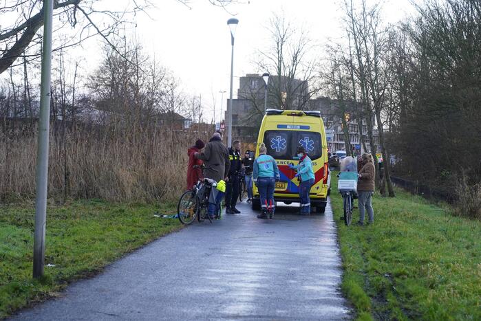 Fietser gaan hard onderuit op glad fietspad