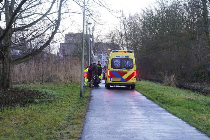 Fietser gaan hard onderuit op glad fietspad