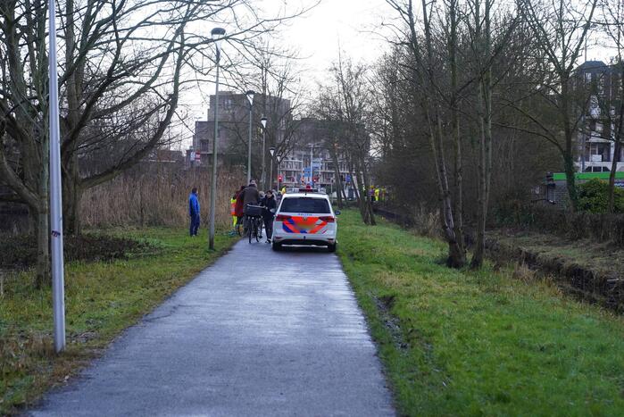 Fietser gaan hard onderuit op glad fietspad
