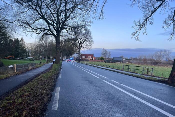 Auto ligt in de kreukels na flinke klap tegen boom