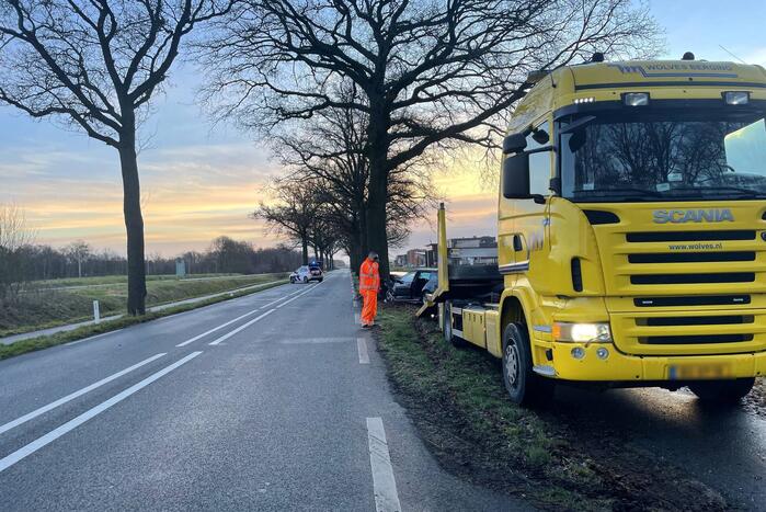 Auto ligt in de kreukels na flinke klap tegen boom