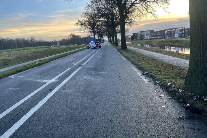 Auto ligt in de kreukels na flinke klap tegen boom