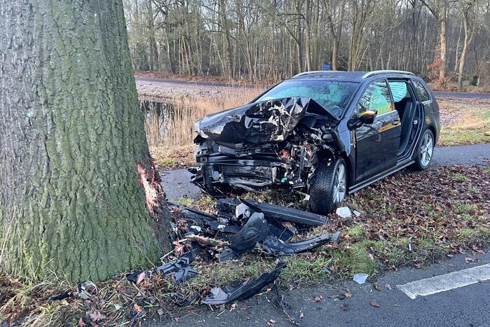 Auto ligt in de kreukels na flinke klap tegen boom