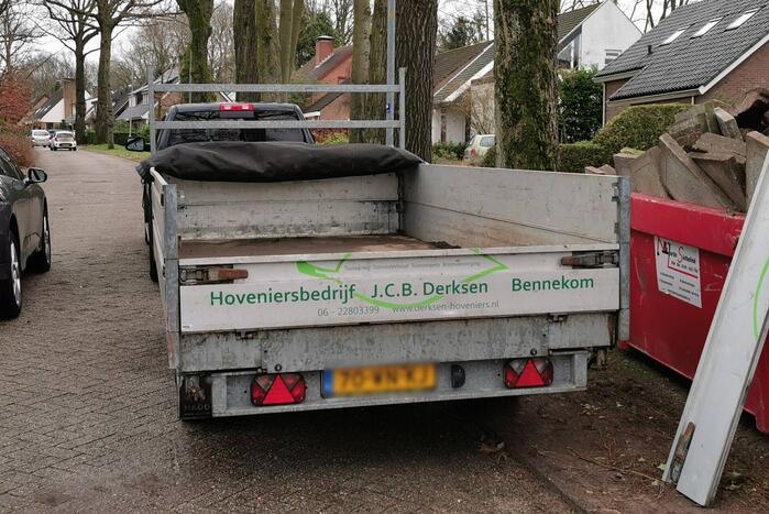 Auto rijdt tegen aanhanger na ongeval