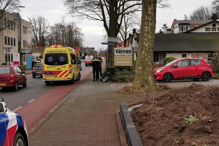 Auto rijdt tegen aanhanger na ongeval