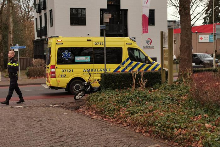 Auto rijdt tegen aanhanger na ongeval